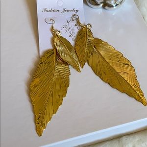 🔥Gold feather pierced ear earrings.